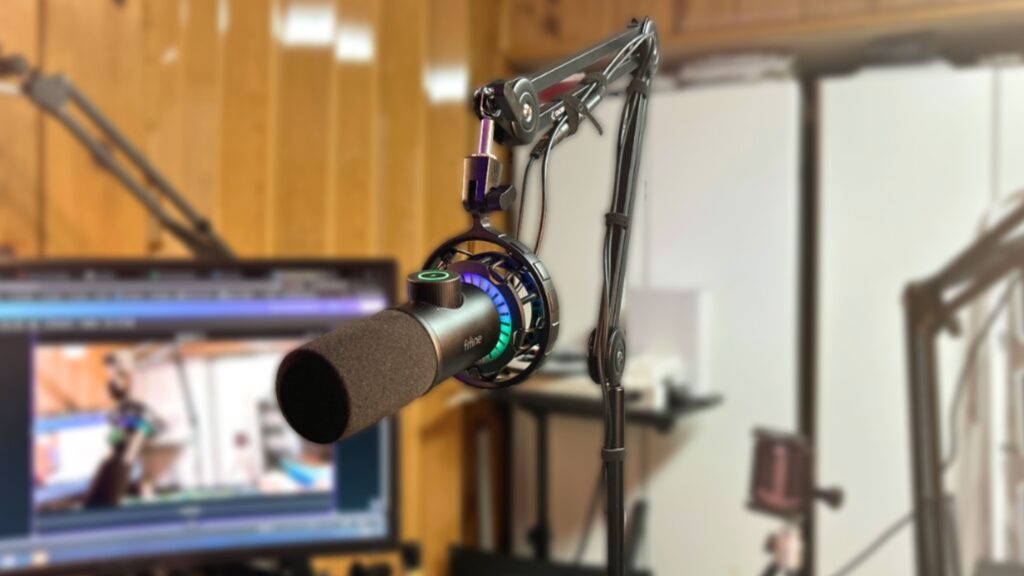 Cacencan boom arm installed with Fifine mic